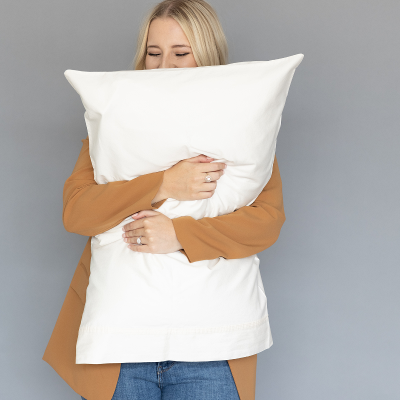 DreamFit DreamCool™ Egyptian Cotton Pillowcases-model